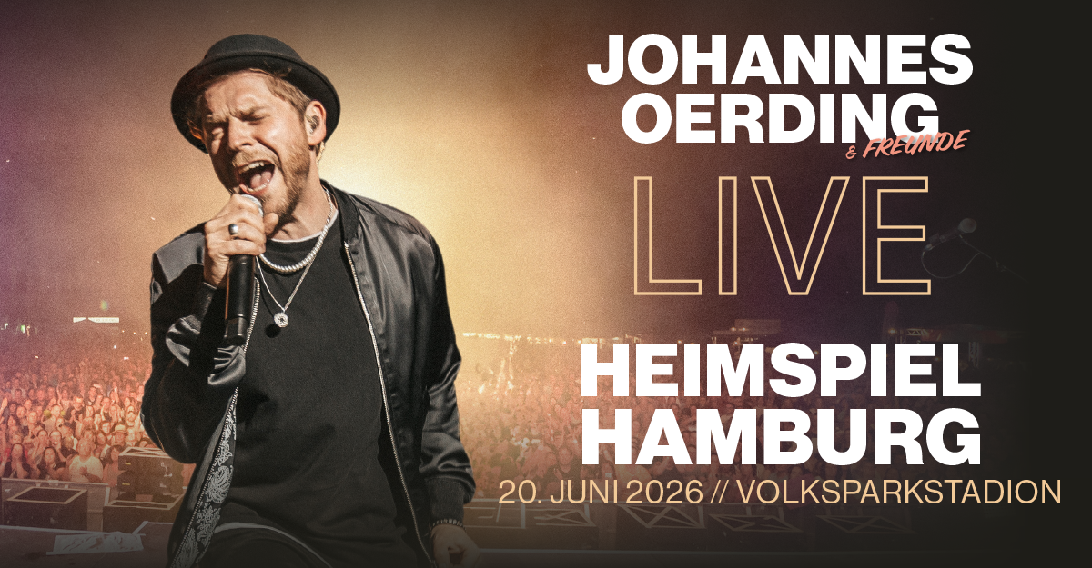 Johannes Oerding singt auf der Bühne vor einem großen Publikum. Text: Johannes Oerding & Freunde Live, Heimspiel Hamburg, 20. Juni 2026, Volksparkstadion.