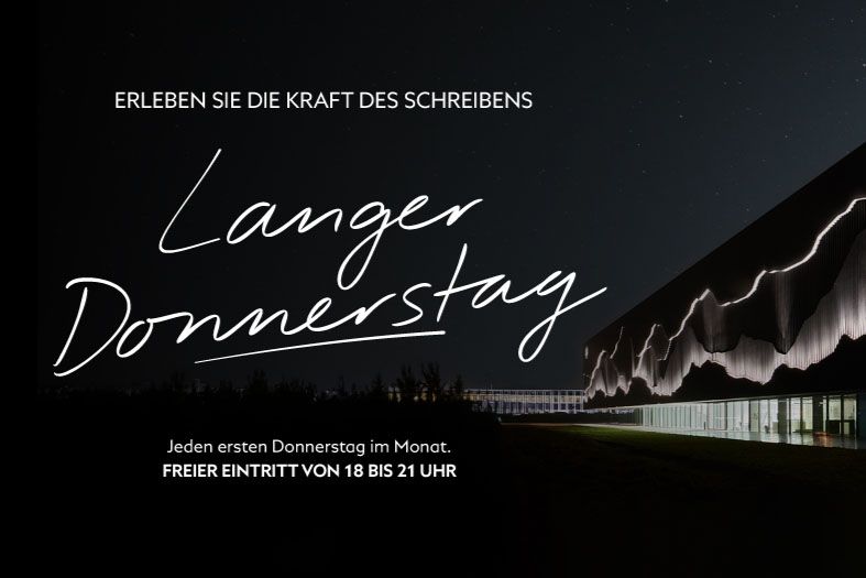 Außenansicht vom MONTBLANC HAUS bei Nacht. Text: Erleben Sie die Kraft des Schreibens. Langer Donnerstag. Jeden ersten Donnerstag im Monat. Freier Eintritt von 18-21 Uhr.