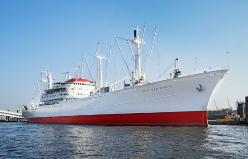 Das Schiff Cap San Diego im Hafen, weiß mit rotem Unterbau.
