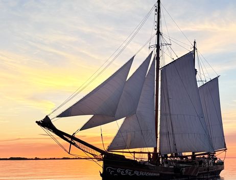 Hier sieht man das Traditionssegelschiff FORTUNA mit allen gesetzten Segeln kurz vor dem Sonnenuntergang.
