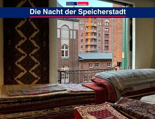 Blick aus einem Fenster auf die Speicherstadt in Hamburg, mit Teppichen im Vordergrund.