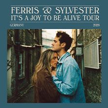 Ein Paar umarmt sich in einer engen Gasse. Oben steht 'Ferris & Sylvester It's a Joy to Be Alive Tour Germany 2024'.