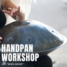 Person spielt auf einer Handpan während eines Workshops.