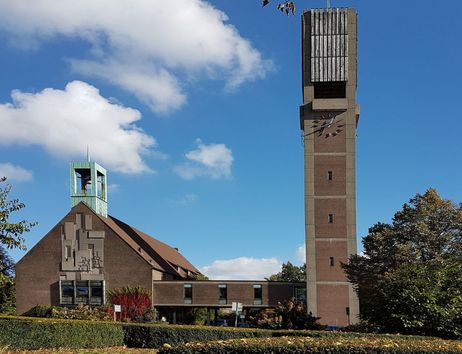 Die Christus-Kirche in Wandsbek mit ihrem markanten Turm und blauen Himmel im Hintergrund.