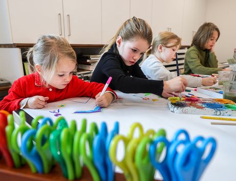 Vier Kinder malen im Atelier.
