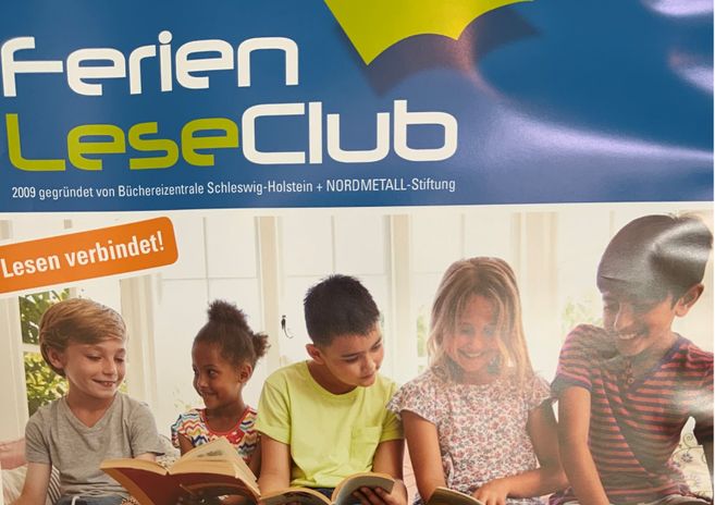 Fünf Kinder sitzen nebeneinander und lesen Bücher, während sie lächeln. Oben steht 'Ferien LeseClub'.