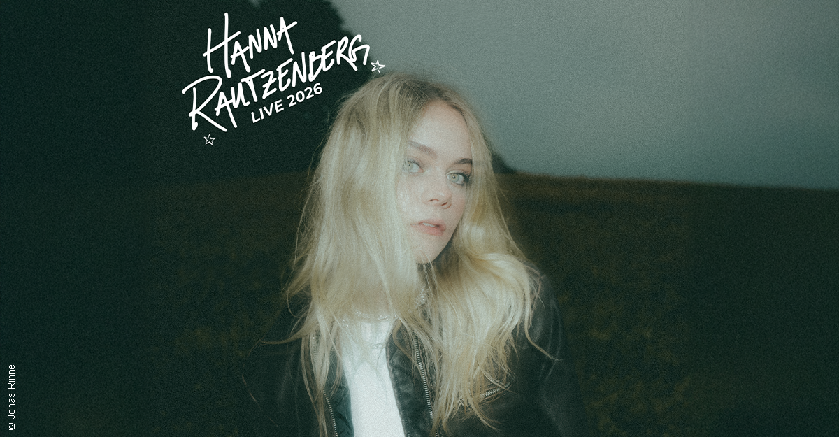 Eine Frau mit langen blonden Haaren steht in einer dunklen Landschaft. Oben links steht "Hanna Rautzenberg Live 2026".