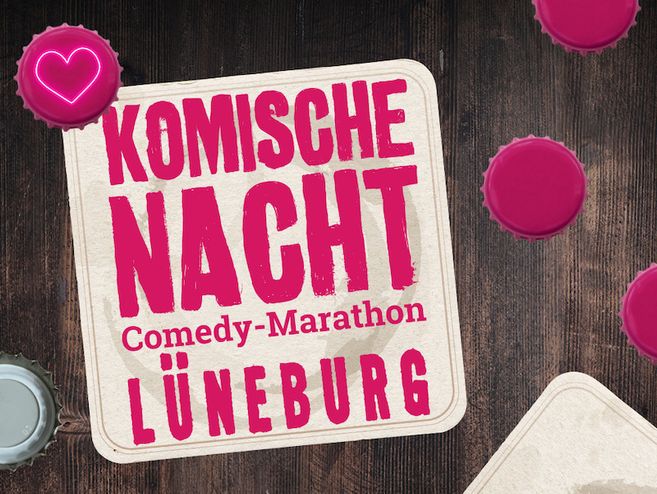 Bierdeckel mit Aufschrift 'Komische Nacht Comedy-Marathon Lüneburg' auf Holztisch mit Flaschendeckeln.