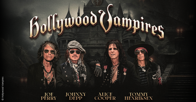 Bandmitglieder der Hollywood Vampires vor einem düsteren Schloss.
