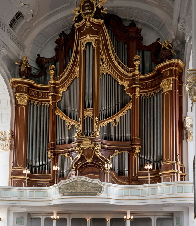 Große Orgel in einer Kirche mit reich verzierten Pfeifen und goldenen Details.