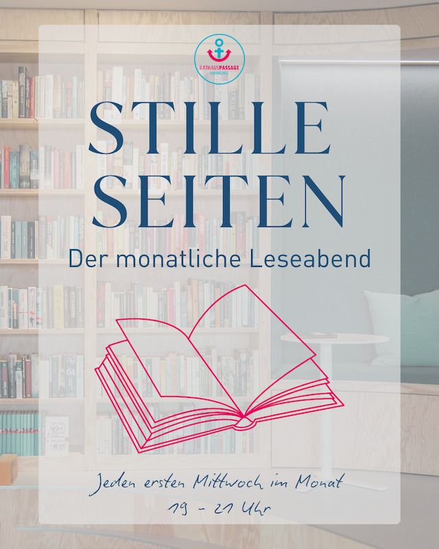 Plakat für den monatlichen Leseabend 'Stille Seiten' mit einem offenen Buch und Bücherregal im Hintergrund.