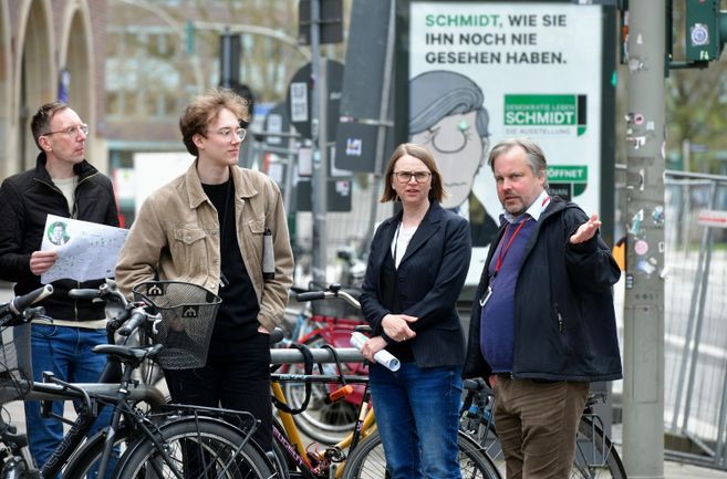 Ein Guide führt eine Gruppe in Hamburg
