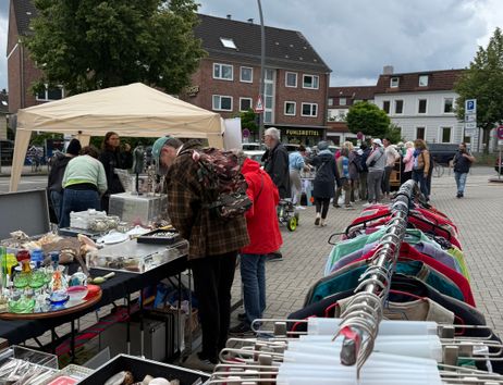 Langschläfer Flohmarkt auf dem Marktplatz am Ratsmühlendamm jeden ersten Samstag im Monat von April bis Oktober 2026