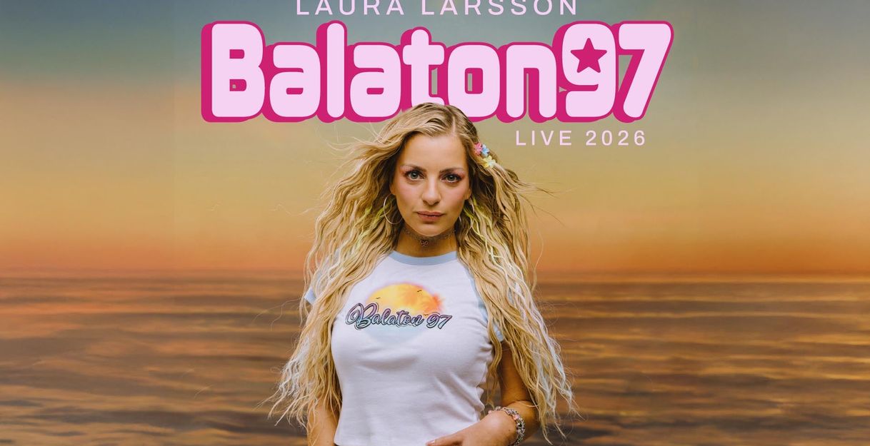 Frau mit langen, blonden Haaren vor einem Sonnenuntergang am Meer, mit dem Text 'Laura Larsson Balaton97 Live 2026'.