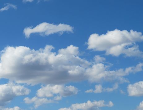 Blauer Himmel mit weißen Wolken.