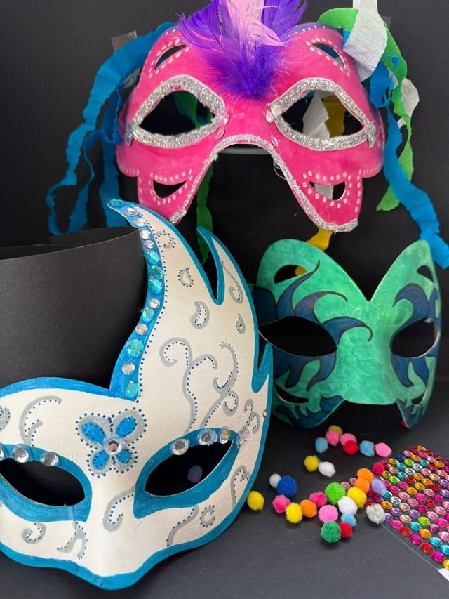 Drei bunte Masken mit Verzierungen und Federn auf schwarzem Hintergrund.