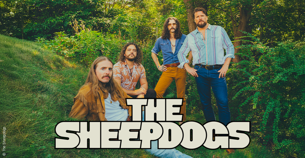 Band The Sheepdogs posiert im Freien mit Bäumen im Hintergrund.