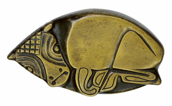 Bronzeskulptur eines liegenden Kälbchens von Ewald Mataré, 1944.