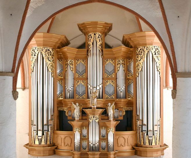 Eine prächtige Orgel mit goldenen Verzierungen und Pfeifen in einer Kirche.