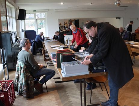Briefmarkensammler beim Tausch