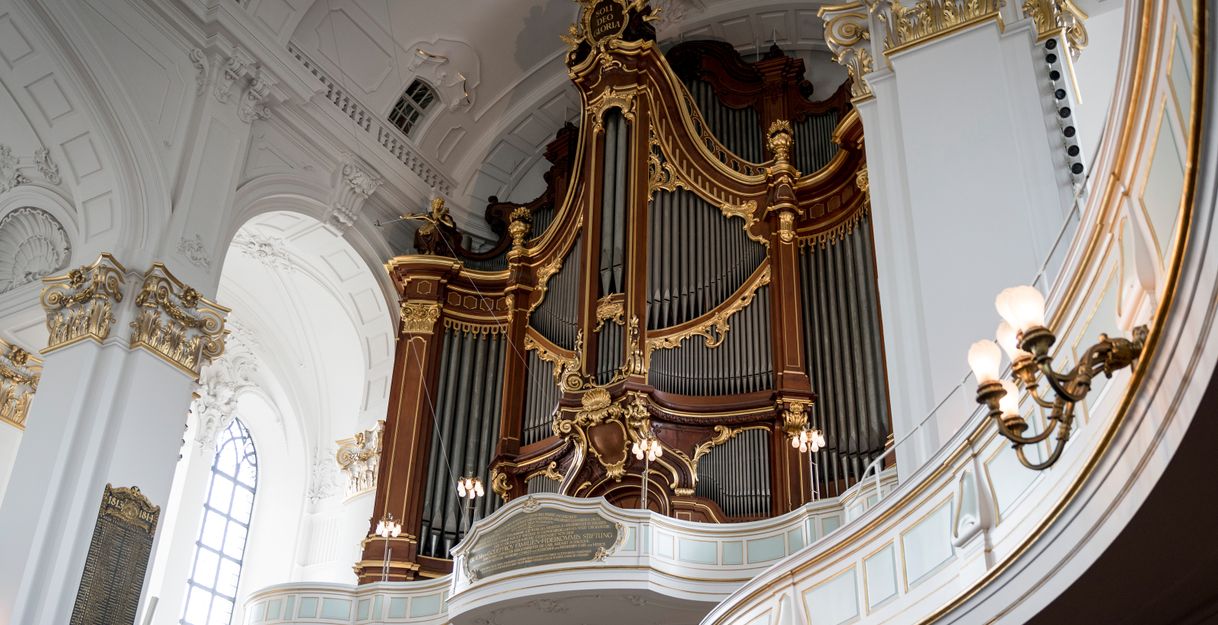 Große Orgel in der St. Michaelis Kirche mit reich verzierten Pfeifen und goldenen Details.