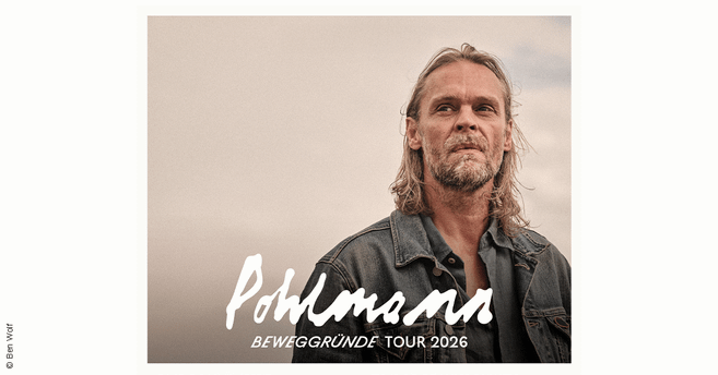 Ein Mann mit langen Haaren und Bart schaut in die Ferne. Er trägt eine Jeansjacke. Der Text "Pohlmann Beweggründe Tour 2026" ist im Bild zu sehen.