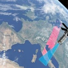 Satellitenansicht der Erde mit einem Satelliten, der über Europa schwebt.