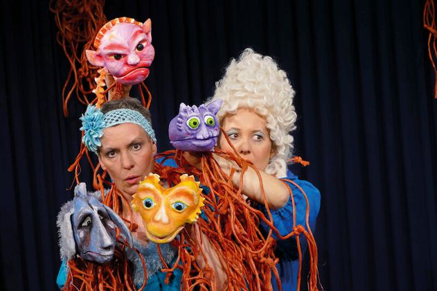 Zwei Personen mit Puppen auf einer Bühne.