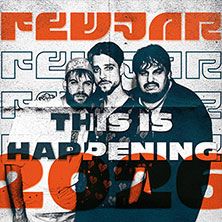 Cover des Albums 'This Is Happening' von Fewjar mit drei Personen und dem Jahr 2026.