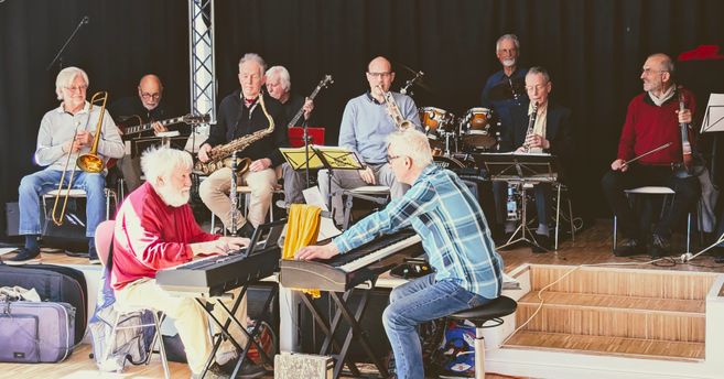 Die band spielt auf der Bühne