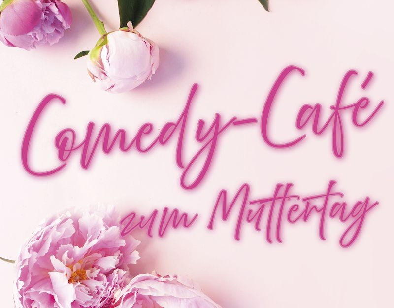 Rosa Pfingstrosen und der Schriftzug 'Comedy-Café zum Muttertag' auf rosa Hintergrund.