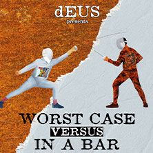 Zwei maskierte Figuren fechten auf einem geteilten Hintergrund. Oben steht 'dEUS presenta'. Unten der Titel 'Worst Case Versus In A Bar'.
