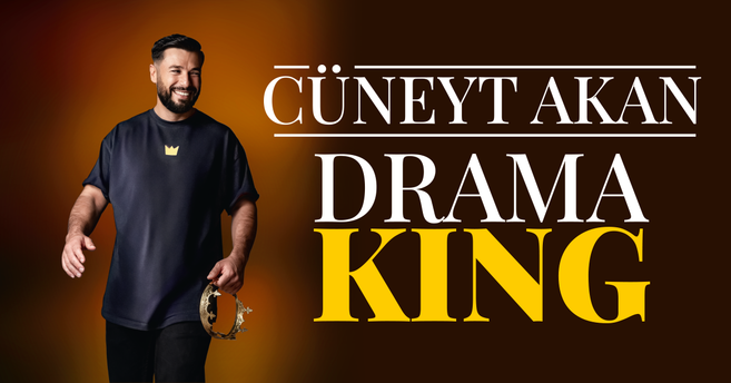 Ein Mann mit Bart und dunklem T-Shirt hält ein Tamburin. Neben ihm steht der Text 'Cüneyt Akan Drama King'.
