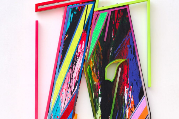 Abstrakte Kunst mit bunten geometrischen Formen und leuchtenden Farben.