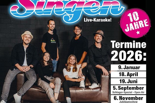 Gruppe von sechs Personen posiert auf einem Sofa für ein Karaoke-Event in Celle.