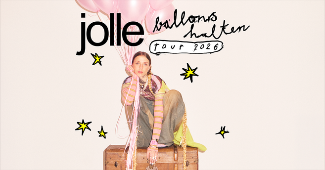 Eine Person sitzt auf einer Kiste und hält rosa Ballons, umgeben von gezeichneten Sternen. Text: jolle ballons halten tour 2026.