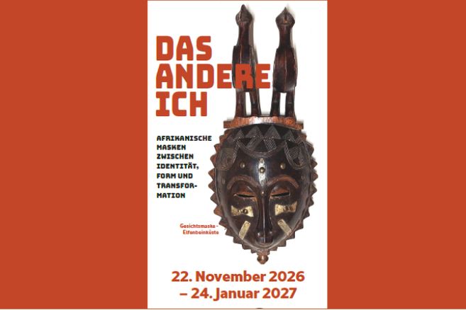 Titelbild „Das andere Ich_VA-Kalender“ mit einer afrikanischen Gesichtsmaske auf weißem Hintergrund und rotem Rand; darunter der Zeitraum 22. November 2026 bis 24. Januar 2027.