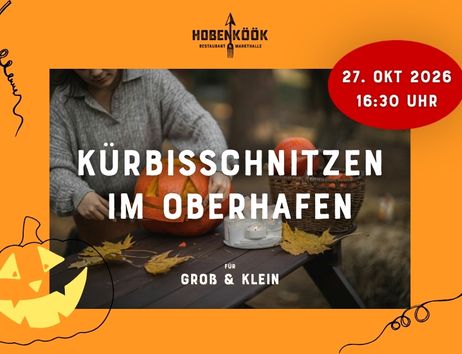 Mensch schnitzt Kürbis im Herbstwald