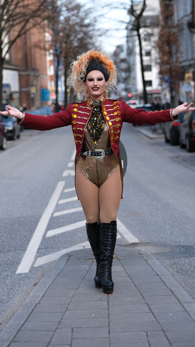 DragQueen Julia Wonder posiert auf der langen Reihe in St. Georg