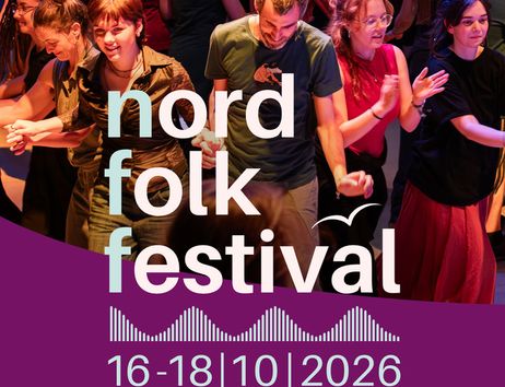 Menschen tanzen auf dem Nord Folk Festival; Plakat mit der Aufschrift „nord folk festival“, 16–18.10.2026, Hamburg, Goldbekhaus.