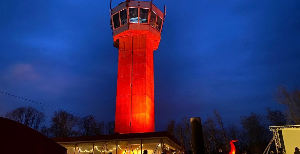 Beleuchteter Aussichtsturm am Olympischen Feuer