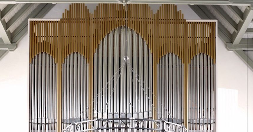 Frontansicht einer großen Orgel mit Pfeifen in einem Kirchenraum.