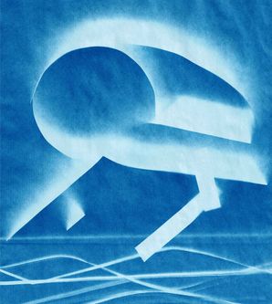 Zu sehen ist eine Cyanotypie: Vor einem blauen Hintergrund ist ein konstruiertes, abstraktes und nicht scharf abgegrenztes räumlich wirkendes Gebilde in Weiß zu sehen. Woher die bläuliche Schattenbildung kommt, lässt sich nicht recht klären.