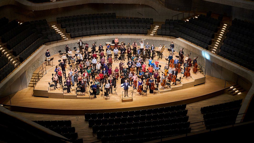Orchesterprobe in der Elbphilharmonie mit leeren Zuschauerrängen.