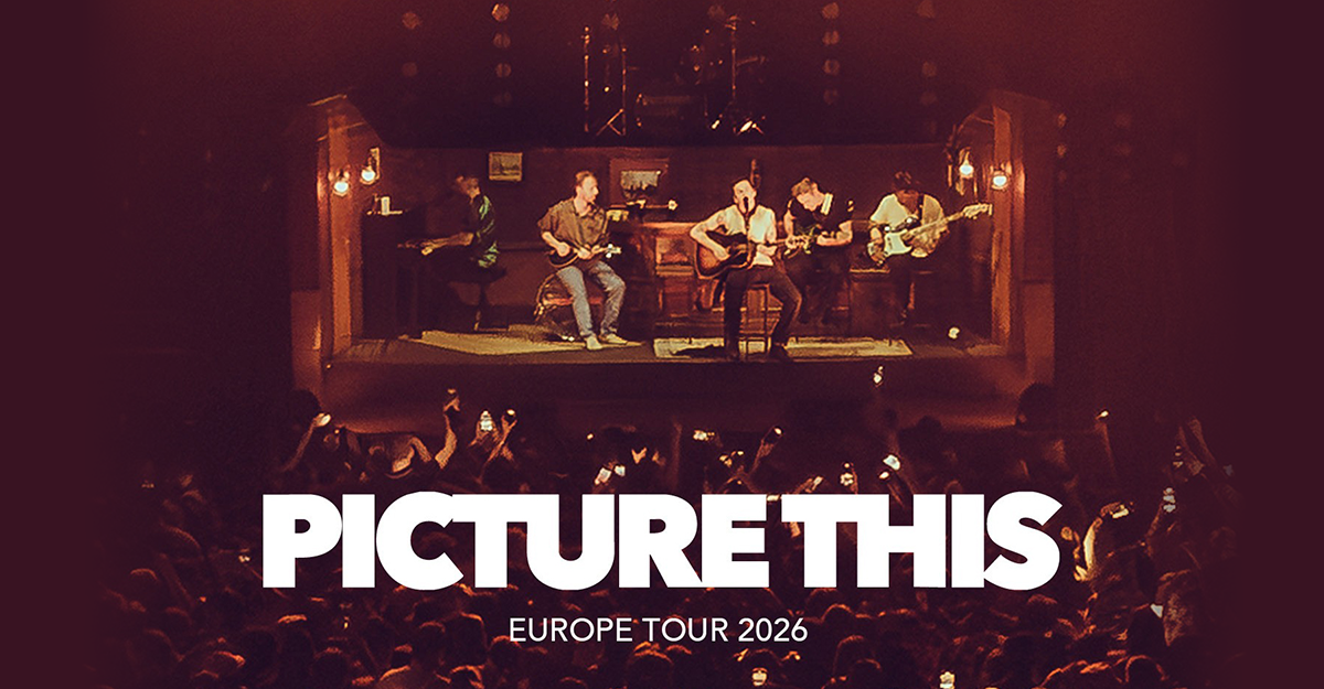 Eine Band spielt auf einer Bühne vor einem großen Publikum. Der Text 'Picture This Europe Tour 2026' ist im Vordergrund zu sehen.