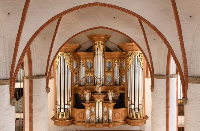 Eine prächtige Orgel mit goldenen Verzierungen in einer Kirche.