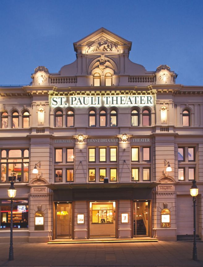 St. Pauli Theater am Abend
