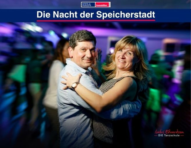 Ein Paar tanzt eng umschlungen auf einer Tanzveranstaltung mit bunten Lichtern im Hintergrund.