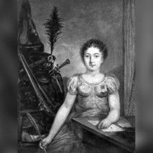 Historisches Porträt einer Frau in einem Kleid, sitzend an einem Tisch mit Schreibutensilien.