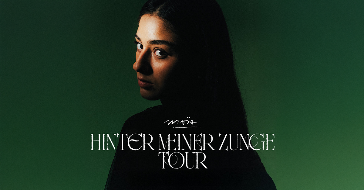 Frau vor grünem Hintergrund mit Text 'Hinter Meiner Zunge Tour'.